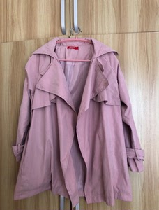 韩都衣舍紫粉色风衣,实物颜色要柔和些,非常遮肉
