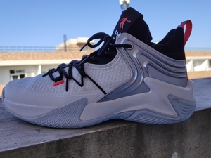 京东乔丹官方旗舰店破影1.0,没穿过,41码.