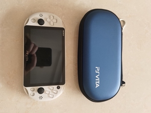 psv2000游戏机,掌机冰川白正版机,95新,两个挂绳处小