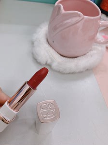 欧束 烟熏玫瑰色口红,颜色很好看,色彩饱和度好,口红很润