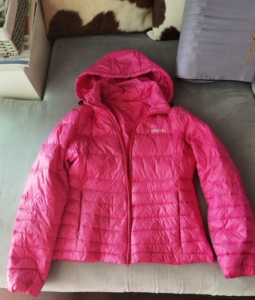 三由户外 轻薄羽绒服s码 玫瑰红颜色很漂亮,7成新,有轻微跑