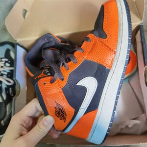 aj1小扣碎女黑橙37.5九成新 实体店购入有发票鞋盒也在