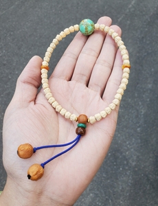 百香籽手持,精雕笑脸弥勒,颗颗精挑,尺寸6mm ,配饰为搓金