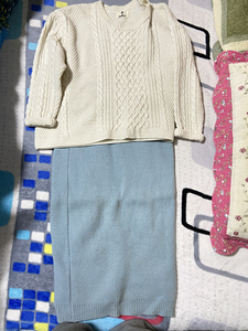 白色毛衣+蓝色针织裙 这套质量很好 也是韩国代购的 无瑕疵