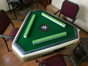 九成新三人麻将桌,2500买的,只用了几次,现在1200出手