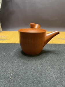 日本常滑烧名家喜多高姿侧把壶一支,品相细节如图所示,没有磕冲