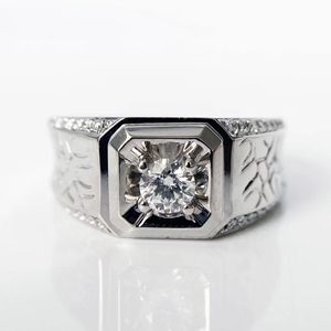 00慧心惜惜淘宝金伯利的戒指,材质应该是银的,当时买钻戒送