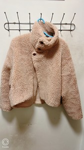 羊羔毛外套蝙蝠款肉粉色，实体店购买M码可以穿到120斤宽松版