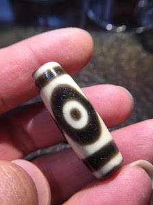 虎牙三眼天珠漂亮的一颗,包浆油润风华自然,黄金尺寸对空41直