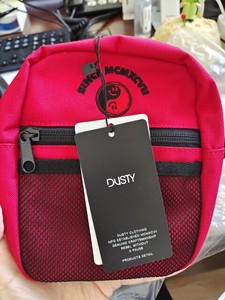 全新正品潮牌dusty红色休闲帆布单肩小方包,全新带吊牌,质