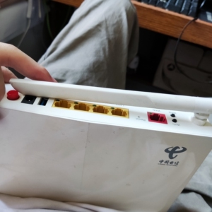 中兴千兆双频路由器e8820s   ,外观如图!配件齐全!