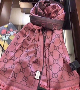 正品gucci古驰粉灰双面秋冬款女款围巾!香港买的,送妈妈的