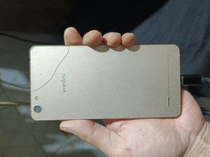 唯米手机 型号为,唯米p8 4g的, 功能正常,后盖裂 屏