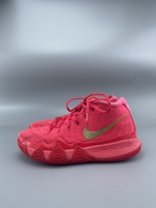 耐克欧文4红丝绒篮球鞋,43码,鞋底磨损小,鞋面漆皮有磨损