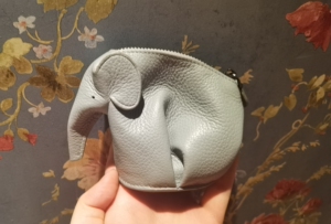 罗意威小象零钱包,成色新如图,图三有瑕疵,牛皮.喜欢的带走.