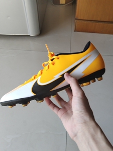 nike刺客13足球鞋内马尔皮卡丘配色 就穿过一次感觉有点紧