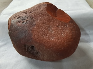 老鸡肝红玛瑙原石籽料一件,带皮,磕了一片,正好可以看清里面的