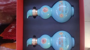 烟台中亚三鞭酒。蓝瓶宝葫芦520ml两瓶装有精美手提袋，非常