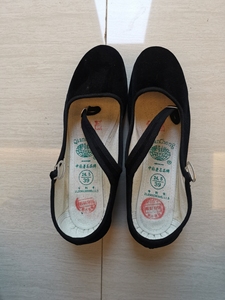 闲置:贵州"黔城"牌全新39码黑色中跟一带女布鞋,仅此一双