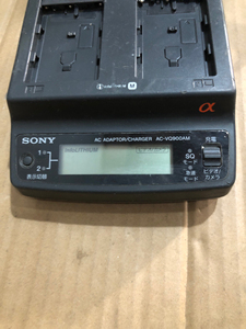 索尼摄像机充电座 AC-VQ900AM，品相如图所示，试测通