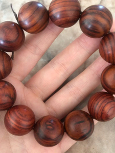 手串,好像是酸枣枝的,不认识,在家里放了很久,也不知道多钱