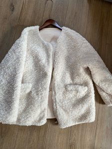 白色羊羔绒外套,奶白色,搭配浅蓝色牛仔裤或者白色烟管裤很好看