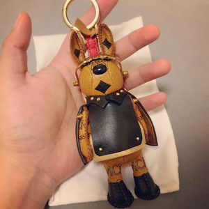 mcm兔子斗篷红毛球尾巴钥匙扣包包挂件