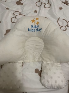 婴儿定型枕，之前有点奶渍 洗了有点点黄， 不影响  可以热水