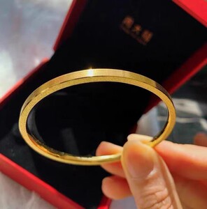 周大福拉丝光面磨砂筷子手镯足金黄金手镯计价 30g左右,工费