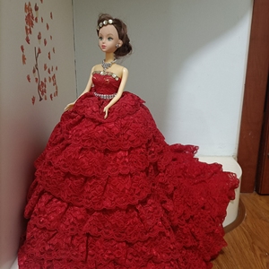 优雅大气穿着红色婚纱的芭比娃娃 买来一直在家里闲置 包邮偏远