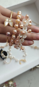 出一些手上带的珍珠饰品。（图中只剩手镯了）都是天然淡水真珍珠