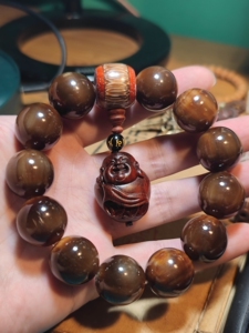 山龟甲黄金甲手串手持,龟甲纹理明显,珠子油润,角质浑然可见