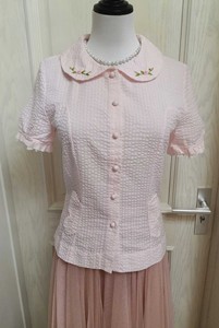 淑女屋老款纯棉绣花短袖粉衬衫。实体店买的，好多年了，洗过两次