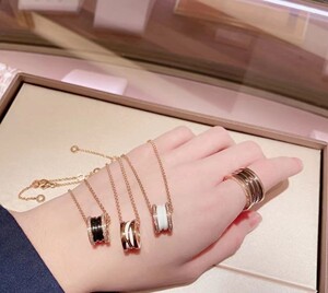 小红人宝格丽戒指