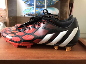 出售一双正品阿迪猎鹰14代足球鞋,顶级款,经典的首发配色,下