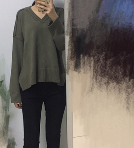 女士灰绿色韩版V领短款宽松休闲毛衣，是很洋气很特别的颜色，商