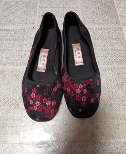 天津老字号德华馨布鞋,37码,布面绣花很精美,就穿过一次,穿