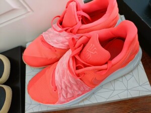 nike欧文low1实战篮球鞋,鞋子保证正品成色如图所示,没