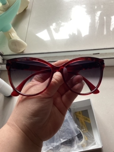 玫琳凯偏光太阳镜,全新带包装.只有1幅.保正品,喜欢的来,不