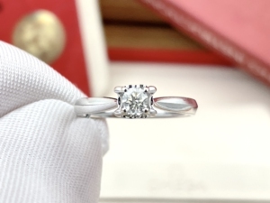 老凤祥au750钻戒