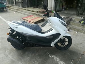 豪爵uhr150全新水冷踏板摩托车,前后abs,无钥匙进入