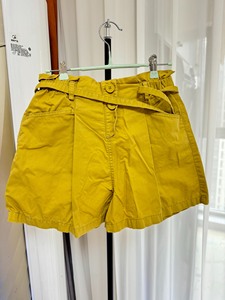 INMAN茵曼黄色短裤26码，上身很显白，松紧腰很舒适，搭配