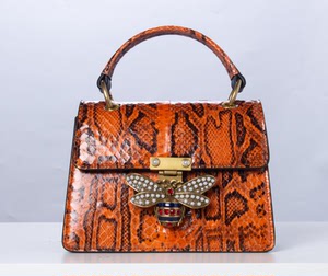 百搭皇后蜜蜂珍珠斜挎翻盖包 款式:斜挎包 流行款式名称:邮差