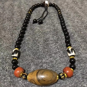 天眼蒙天珠,产地内蒙四子王旗,锁骨链,搭配战国红,虎牙天珠