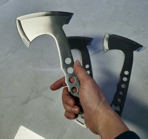 户外露营求生小飞斧 表面沙光处理,3厘厚钢板,送一个其他斧子