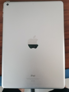 苹果 ipad5平板电脑 ,屏幕有钢化膜,后面有保护套,成色