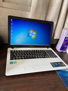 华硕白色笔记本电脑a550c成色不错配置4g运行500g硬盘