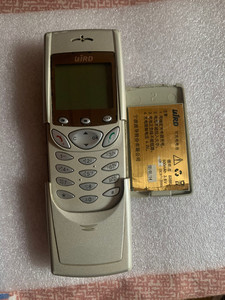 波导下滑盖经典手机!成色还行!上角有磨损!右上角有一道小裂痕