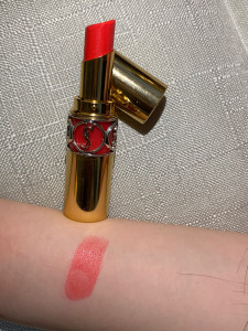 圣罗兰ysl金管305号色,很丝滑很滋润的一款,代购手里买的