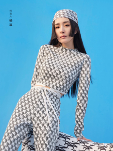moco 杨幂同款moco22春新款花logo绑带短款针织衫